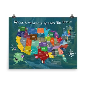 Könnte beinhalten: Ein Poster mit dem Titel "Rocks & Minerals Across The States" zeigt eine farbenfrohe Karte der Vereinigten Staaten. Jeder Staat hat eine andere Farbe und zeigt verschiedene Gesteine und Mineralien. Das Poster enthält eine Windrose und einen Schlüssel.