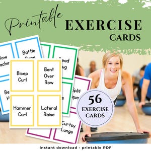 Puede incluir: Tarjetas de ejercicios imprimibles con nombres de ejercicios como Bicep Curl y Lateral Raise. La imagen muestra a una mujer sonriendo mientras hace ejercicio. El texto en las tarjetas y la imagen dice "56 Tarjetas de ejercicios".