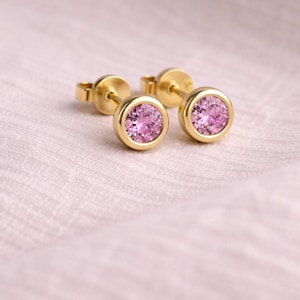Oorknopjes met roze saffier: massief 9k 14k of 18k goud. Saffier oorbellen. Haar verjaardagscadeau. Valentijnscadeau. Bruidsmeisjes oorbellen.