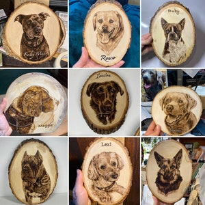 Op de afbeelding: Negen houten schijven met houtgebranden portretten van honden. Elke schijf heeft de naam van de hond onder het portret. De namen zijn Finley Mae, Roscoe, Ruby, Maggie, London, Sonny, Lexi en twee andere namen die niet zichtbaar zijn.