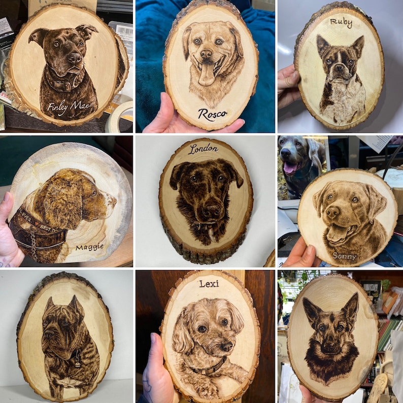 Op de afbeelding: Negen houten schijven met houtgebranden portretten van honden. Elke schijf heeft de naam van de hond onder het portret. De namen zijn Finley Mae, Roscoe, Ruby, Maggie, London, Sonny, Lexi en twee andere namen die niet zichtbaar zijn.