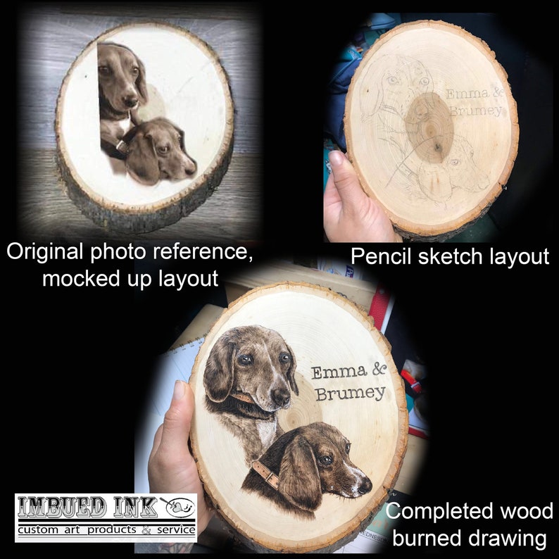 Op de afbeelding: Een gebrandschilderde tekening van twee honden, een bruin-witte jachthond en een zwart-bruine teckel, op een houten schijf. De honden kijken naar rechts en de tekst "Emma & Brumey" staat erboven.