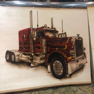 Op de afbeelding: Een in hout gebrand beeld van een rode vrachtwagen met chroomaccenten. De vrachtwagen staat op een houten achtergrond.