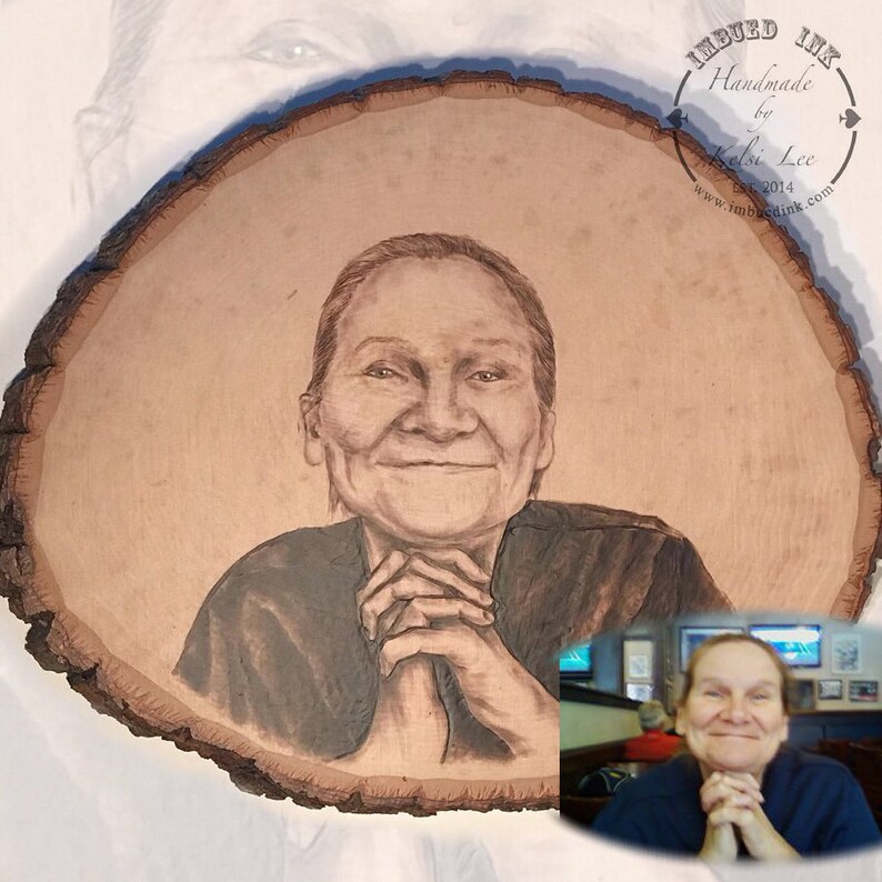 Op de afbeelding: Een gebrandschilderd portret van een vrouw met een vriendelijke glimlach, haar handen in haar schoot gevouwen. Het portret is op een houten schijf met de naam van de kunstenaar en zijn website in de rechterbovenhoek. Een foto van de vrouw bevindt zich in de rechterbenedenhoek.