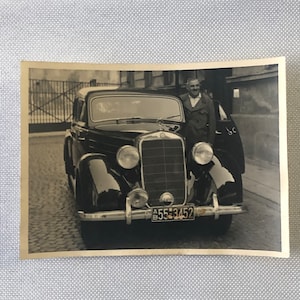 Vintage Foto Fotografie Mann mit klassischem Mercedes Benz Car Automobile