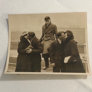 Press Photo Photograph Royal Scot LMS Railway Train Return Couples Kiss 1933