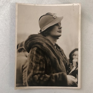 Fashion Press Photo Photograph Lingfield Horse Races Racing Fur Coat 1934 London