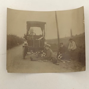 Antique Photo Photograph Print Men Fixing Early Automobile Car Vehicle Italian ?