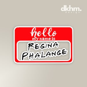 Puede incluir: Una pegatina roja con forma de etiqueta con las palabras "hello my name is" en escritura blanca. Debajo, el nombre "Regina Phalange" está escrito en negro en negrita. La pegatina tiene un borde blanco.