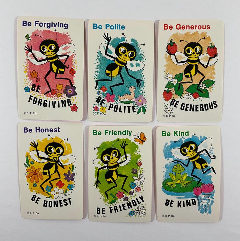 Op de afbeelding: Zes vintage kaarten met cartoonbijen, elk met een andere boodschap: 'Wees vergevingsgezind', 'Wees beleefd', 'Wees genereus', 'Wees eerlijk', 'Wees vriendelijk' en 'Wees aardig'. De bijen zijn zwart en geel met witte vleugels, tegen kleurrijke achtergronden.