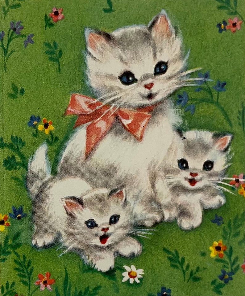 K&ouml;nnte beinhalten: Eine Illustration im Vintage-Stil mit drei flauschigen wei&szlig;en und grauen K&auml;tzchen auf gr&uuml;nem Hintergrund mit kleinen bunten Blumen. Das gr&ouml;&szlig;te K&auml;tzchen sitzt in der Mitte und tr&auml;gt eine orange-rote Schleife, flankiert von zwei kleineren.