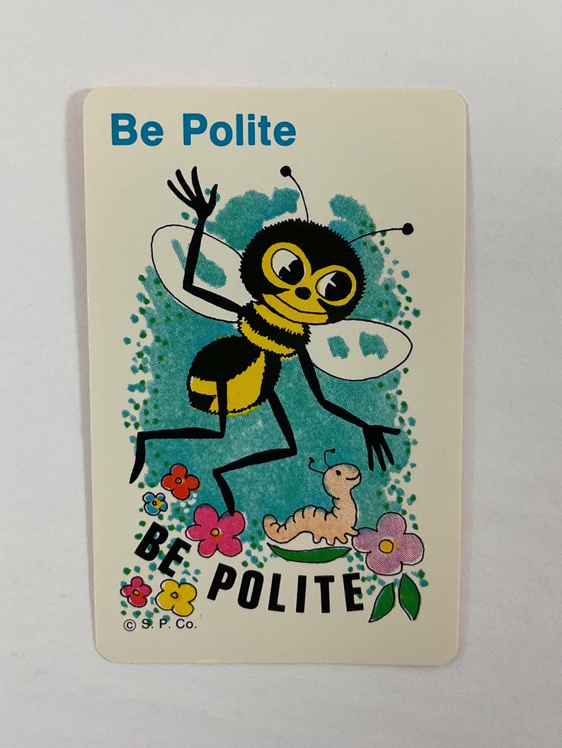 Op de afbeelding: Een vintage kaart met een cartoon illustratie van een bij en een worm. De bij is zwart en geel met grote ogen, en de worm is lichtbruin. De kaart toont de woorden "Be Polite" in blauw en "BE POLITE" in roze en geel.