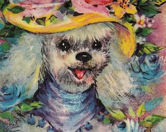 Könnte beinhalten: Ein weißer Hund, der einen rosa und gelben Blumenhut und einen blauen Schal mit blauen Perlen trägt. Der Hund ist von Blumen in den Farben Rosa, Blau, Gelb und Grün umgeben.