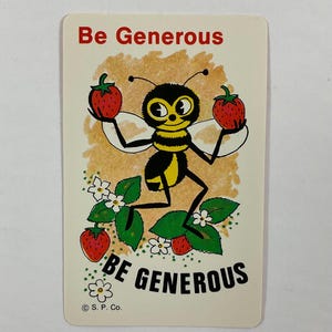 Op de afbeelding: Een vintage kaart met een cartoon bij die twee rode aardbeien vasthoudt. De bij is zwart en geel met een lachend gezicht. De kaart heeft de tekst "Be Generous" in rode tekst bovenaan en onderaan.
