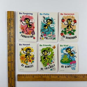 Op de afbeelding: Set van zes vintage kaarten met cartoonbijen en berichten als "Wees vergevingsgezind" en "Wees aardig". Elke kaart heeft een andere kleurrijke achtergrond en illustraties van bloemen, fruit en een kikker. De kaarten zijn rechthoekig met afgeronde hoeken.