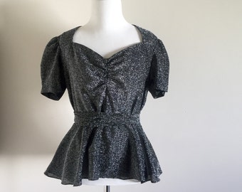 Vintage schwarz-silber-metallische Baby-Puppenbluse mit Sweetheart Ausschnitt und Krawatte / Größe Medium