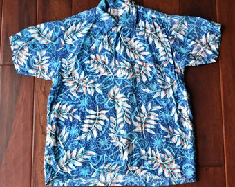 1960hawaiianische Vintage Button Up Polo | Größe Kleine | Hawaiiana Hand gescreent Rayon | Blau & Weiß Blumenblatt Motiv