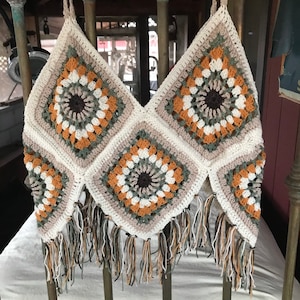 Not-your-granny&#39;s-square crochet crop top pattern