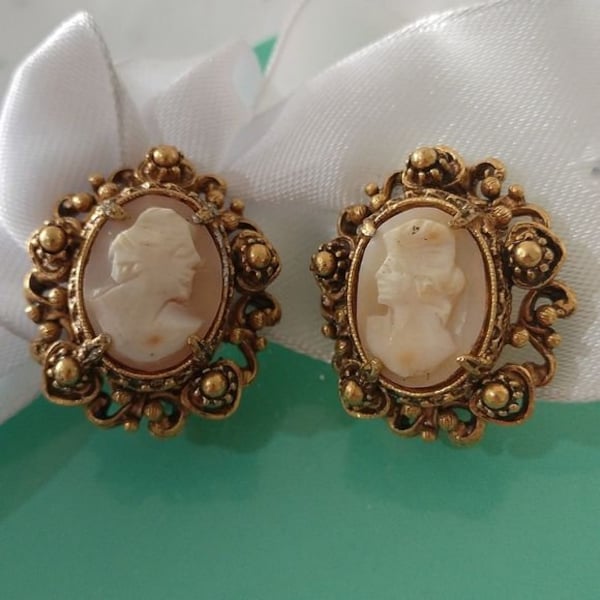 Vintage Florenza Shell Cameo Gold Metal Clip On Earrings Women's Portrait