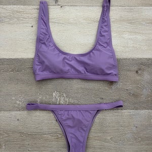 Bikini Purple Cheeky, Pequeño conjunto de bikini brasileño, Traje de baño púrpura, Juego de traje de baño Strappy Cheeky Bikini Set (1 de 1)