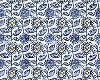 Pode incluir: Um fundo branco com um padrão repetitivo de flores estilizadas azuis e amarelas com folhas. As flores têm um centro amarelo e pétalas azuis. As folhas são de um azul escuro.