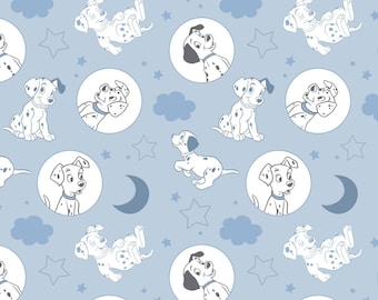 Puede incluir: Una tela azul y blanca con un patrón repetido de cachorros dálmatas, estrellas, lunas y nubes. Los cachorros están en varias poses, incluyendo sentados, acostados y corriendo.