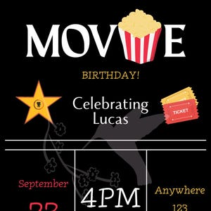 Puede incluir: Invitación de cumpleaños con temática de cine en negro con texto y gráficos en blanco. Presenta una cubeta de palomitas de maíz, una estrella y entradas de cine. La invitación es para una fiesta de cumpleaños, con el nombre Lucas, fecha, hora y lugar.