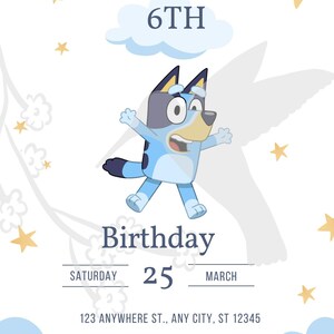 Puede incluir: Un perro de dibujos animados azul y gris con una expresión de sorpresa está saltando en el aire. El texto "SIENNA 6TH Birthday" está por encima del perro. La fecha "SATURDAY 25 MARCH" está debajo del perro. La dirección "123 ANYWHERE ST., ANY CITY, ST 12345" y el número de teléfono "PLEASE RSVP AT 123-456-7890" están debajo de la fecha. El fondo es blanco con nubes azules y estrellas amarillas.