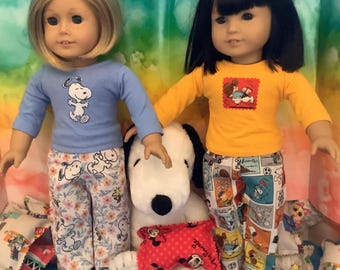 Pijamas con estampado de personajes. Ropa para muñecas de 45 cm hecha a mano.