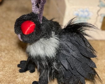 Peluche Mothman fatto a mano: antenne snodabili, giocattolo da coccolare criptide