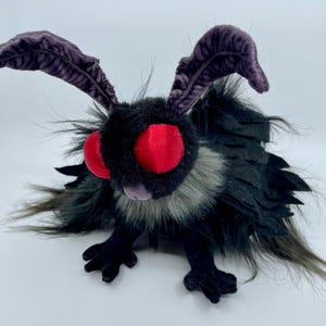 Peluche de polilla hecho a mano: Antenas articuladas, juguete críptico para abrazar