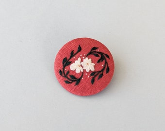 Broche avec broderie fleurs blanches, broche brodée et assemblée à la main