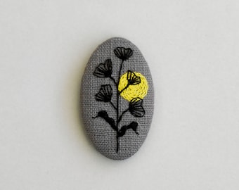 Broche grise motif fleur et détail jaune