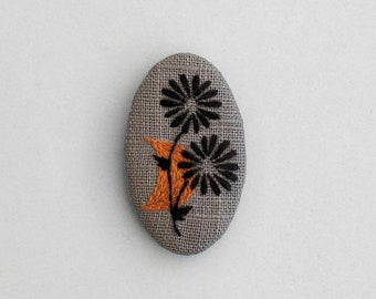 Broche grise motif fleur et détail orange