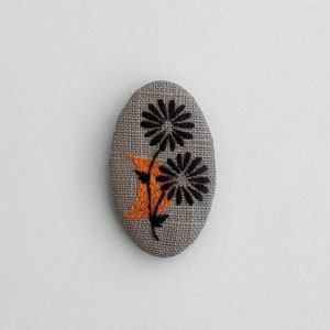 Broche grise motif fleur et détail orange image 1