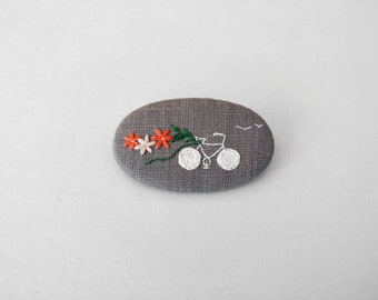 Bike and flower brooch (light grey background), hand-embroidered linen brooch, textile brooch with embroidery