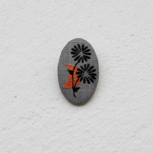 Broche grise motif fleur et détail orange image 5