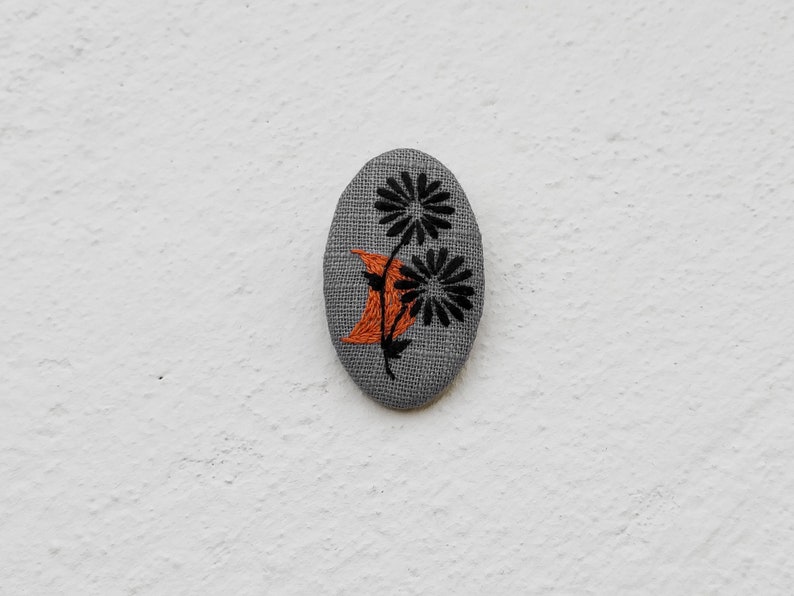 Broche grise motif fleur et détail orange image 5