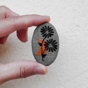 Gray brooch flower pattern and orange detail image 7