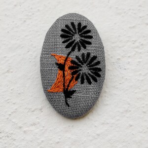 Broche grise motif fleur et détail orange image 3