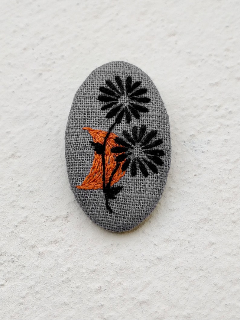 Gray brooch flower pattern and orange detail image 3