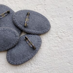 Gray brooch flower pattern and orange detail image 4