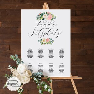 Puede incluir: Un plano de asientos de boda blanco con una corona de flores en la parte superior. La corona está hecha de flores blancas y rosas y hojas verdes. El texto "Finde deinen Sitzplatz" está escrito en letras cursivas negras. El gráfico está dividido en ocho columnas, cada una con un número de mesa y una lista de nombres.
