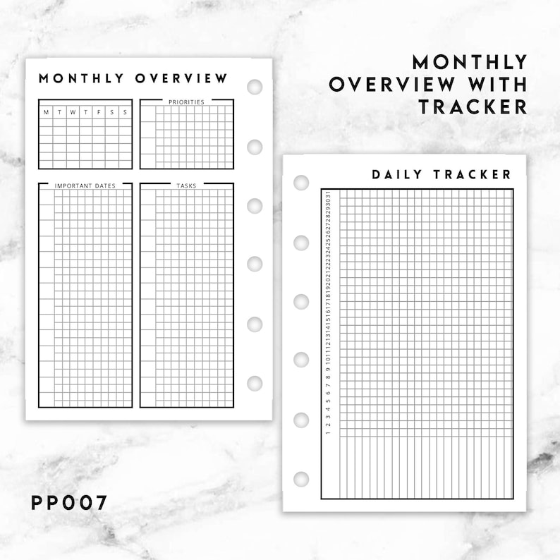 Op de afbeelding: Twee witte plannerpagina's met zwarte inkt. De linkerpagina is getiteld Monthly Overview en bevat secties voor prioriteiten, belangrijke data en taken. De rechterpagina is getiteld Daily Tracker en bevat een raster met de cijfers 1 tot 31.