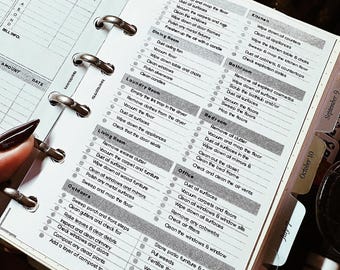 Puede incluir: Una página de agenda de anillas con una lista de tareas de limpieza del hogar organizada por habitaciones, incluyendo secciones para entrada, cocina, comedor, baño, lavandería, dormitorio, sala de estar, oficina y exteriores con casillas.