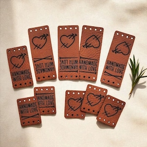 Mit Liebe handgefertigte Etiketten für Strickprojekte; Individuelle Kunstleder Tags für Mützen, Hüte, Kleidung und Kleidungsstücke; Waschbare Kleidungsetiketten