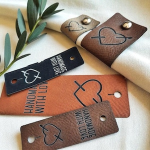 Mit Liebe handgefertigte Etiketten für Häkelprojekte; Individuelle Kunstleder Tags für Mützen, Hüte, Kleidung und Kleidungsstücke; Waschbare Anhänger mit Nieten