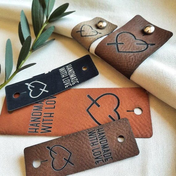 20 etichette fatte a mano in pelle scamosciata, etichette colorate per cucito a maglia, etichette personalizzate all'uncinetto in rilievo con fori, etichette in tessuto sintetico, per fai da te