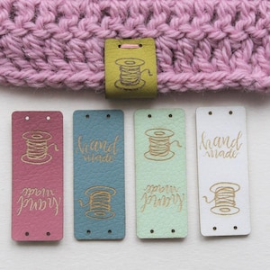 10x Anhänger &quot;Handmade und Spule&quot;, PVC-Lederetiketten mit Mittelfalte, Etiketten für Decken, Etiketten für Spielzeug, handmade Tags, nähen, Etiketten Stricken