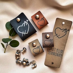 Mit Liebe handgefertigte Etiketten für Strickprojekte; Individuelle Kunstleder Tags für Mützen, Hüte, Kleidung und Kleidungsstücke; Waschbare Anhänger mit Nieten